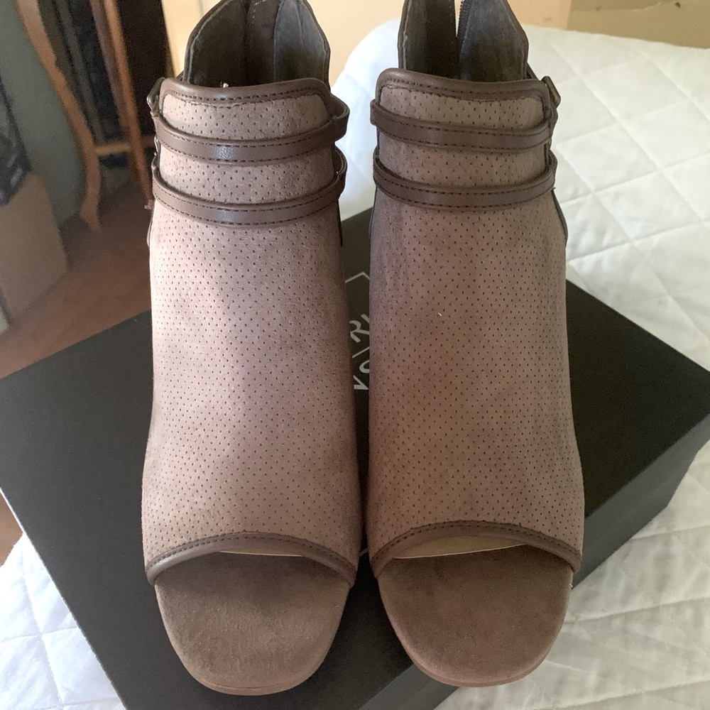 Super cute open toe Ankle Boots NIB